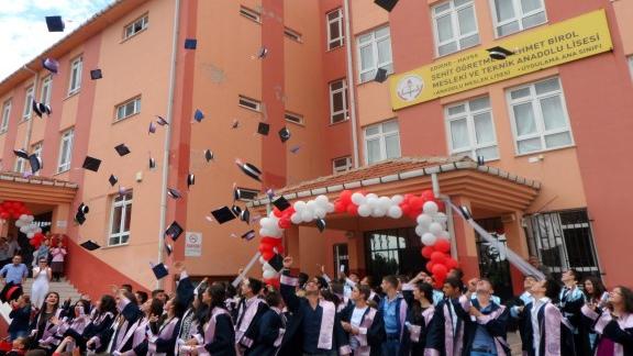 Şehit Öğretmen Mehmet Birol Mesleki ve Teknik Anadolu Lisesi Mezunları Kep Töreni İle Uğurlandı.