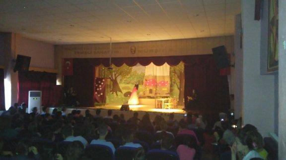 Şehit Öğretmen Mehmet Birol Mesleki ve Teknik Anadolu Lisesi İngilizce Tiyatro Gösterisi Sergiledi.