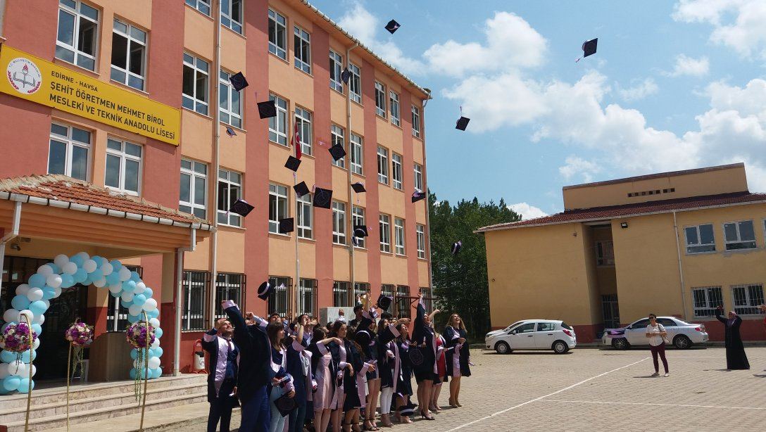 Şehit Öğretmen Mehmet Birol Mesleki ve Teknik Anadolu Lisesi 2018-2019 Eğitim Öğretim Yılı Mezuniyet Töreni Yapıldı